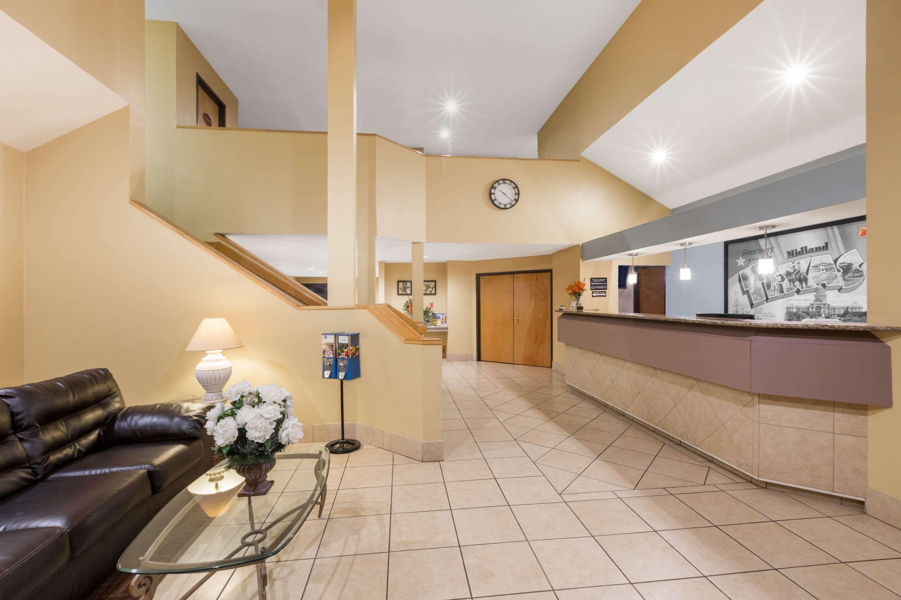 Super 8 By Wyndham Midland Motel Екстериор снимка