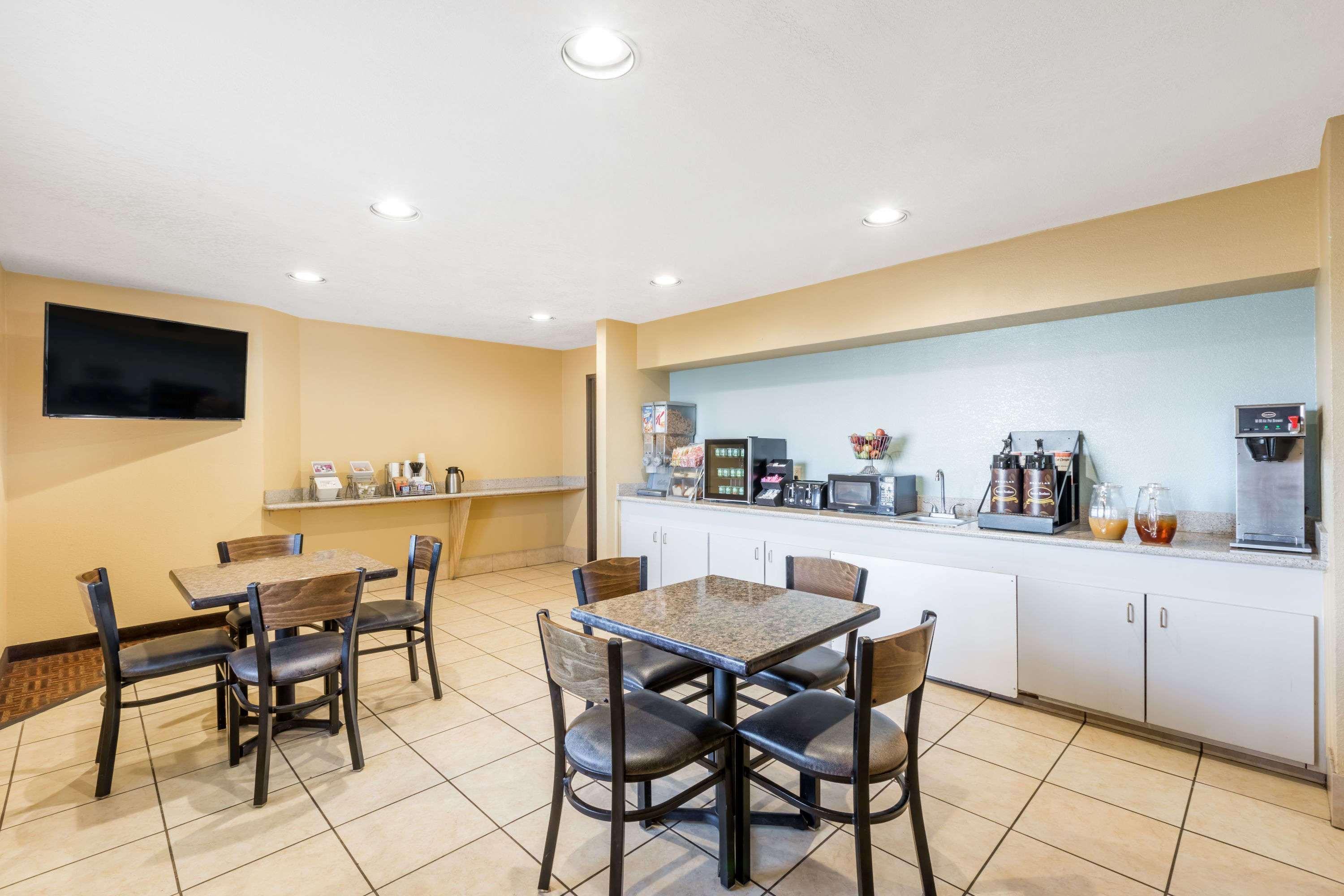 Super 8 By Wyndham Midland Motel Екстериор снимка