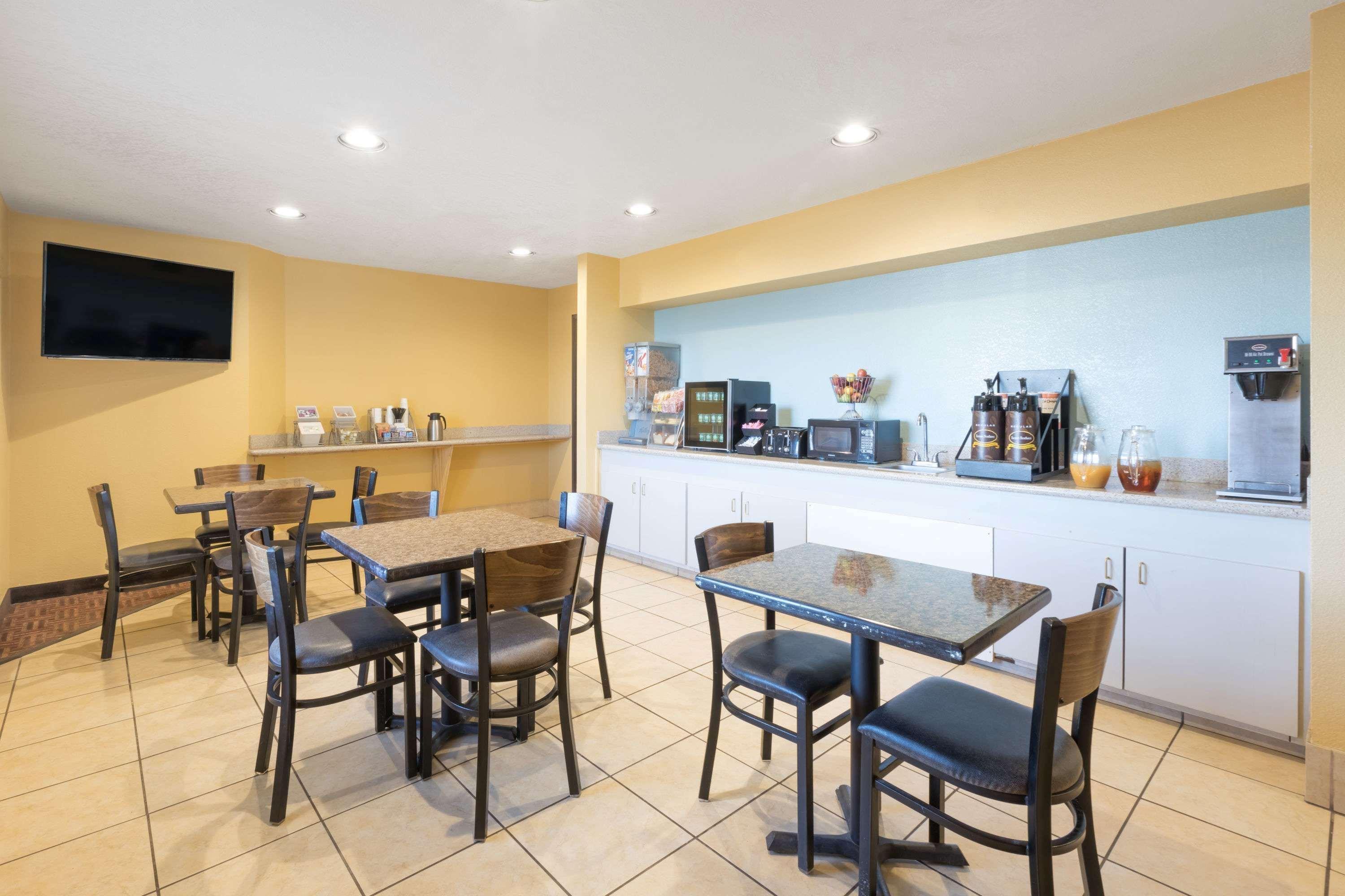 Super 8 By Wyndham Midland Motel Екстериор снимка