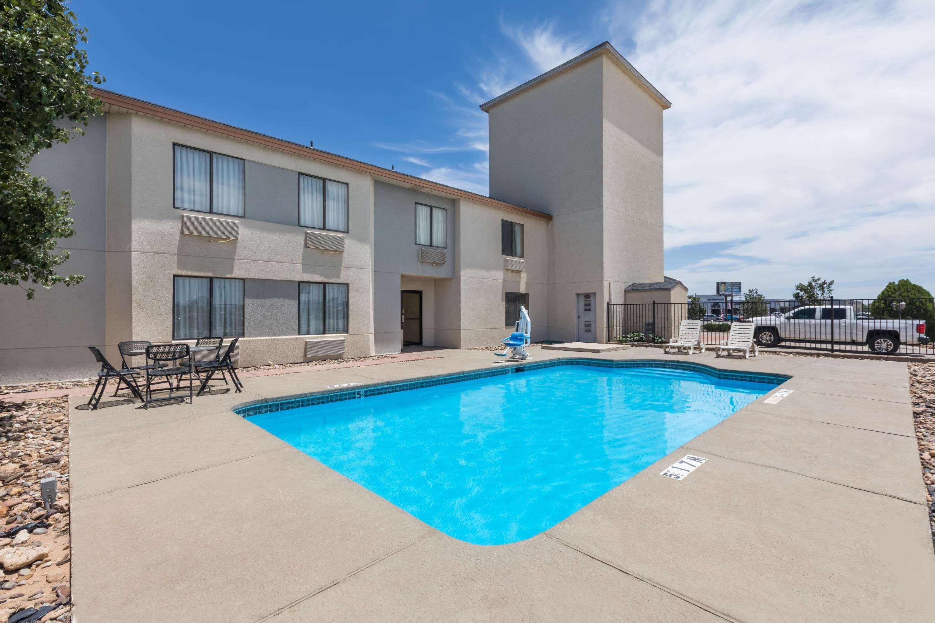 Super 8 By Wyndham Midland Motel Екстериор снимка