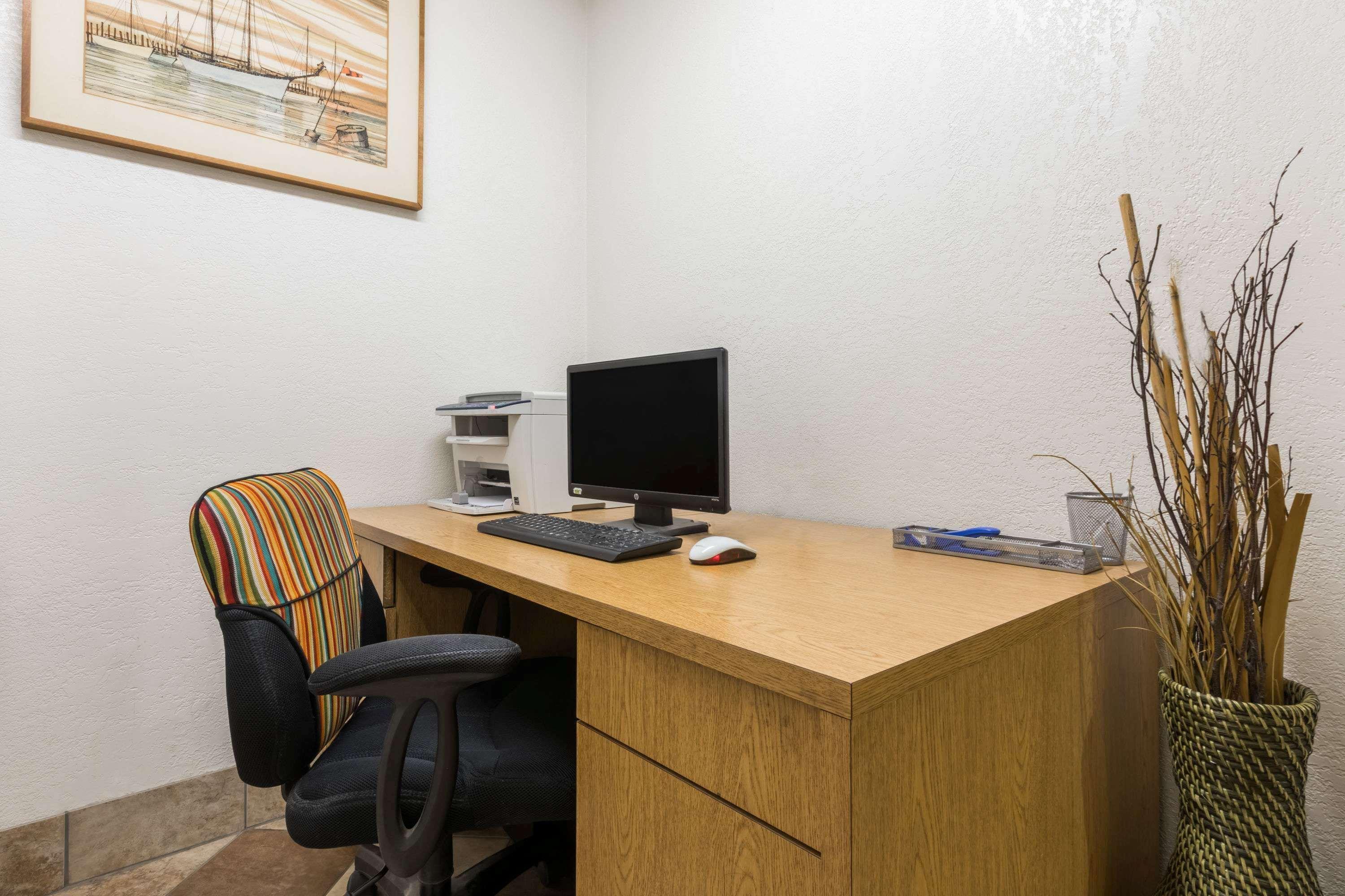 Super 8 By Wyndham Midland Motel Екстериор снимка