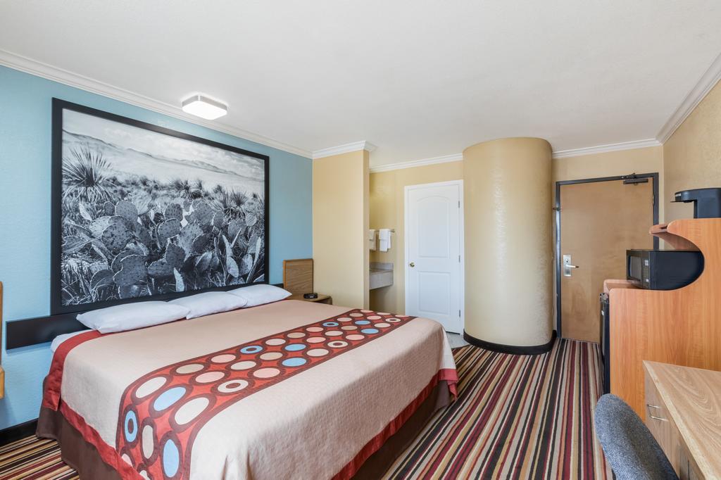 Super 8 By Wyndham Midland Motel Екстериор снимка