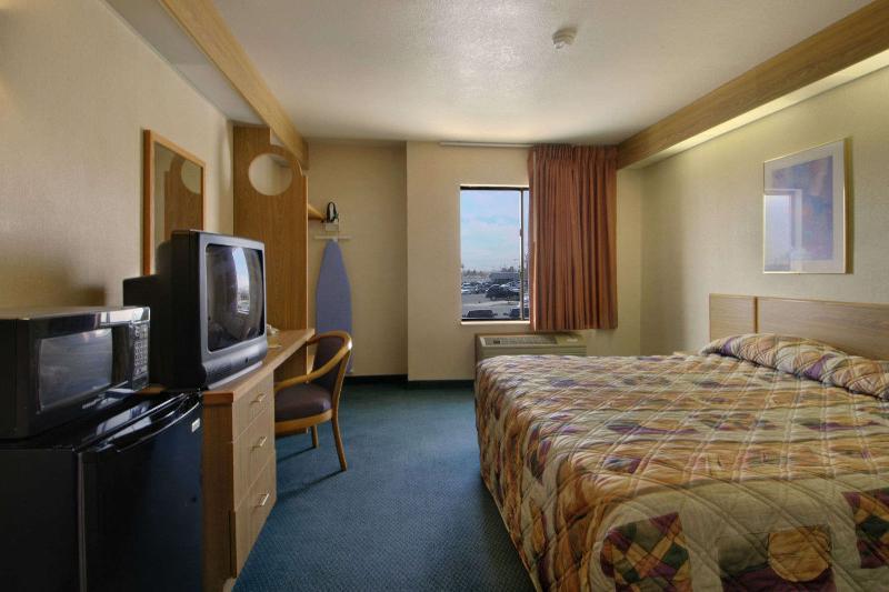 Super 8 By Wyndham Midland Motel Стая снимка