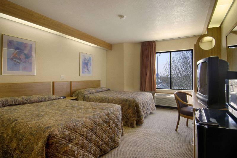Super 8 By Wyndham Midland Motel Стая снимка